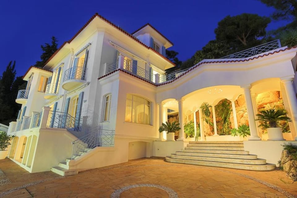 Luxury Villa at Mont Boron, swimming pool overviewing the bay Villa in Nice
