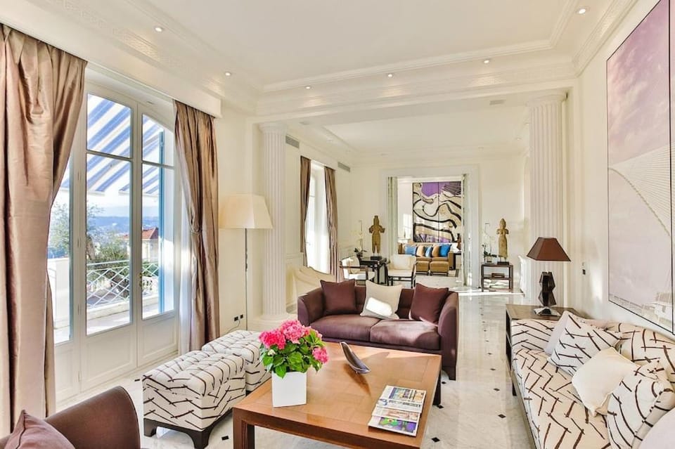 Luxury Villa at Mont Boron, swimming pool overviewing the bay Villa in Nice