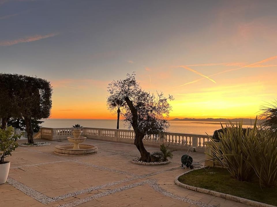 Luxury Villa at Mont Boron, swimming pool overviewing the bay Villa in Nice