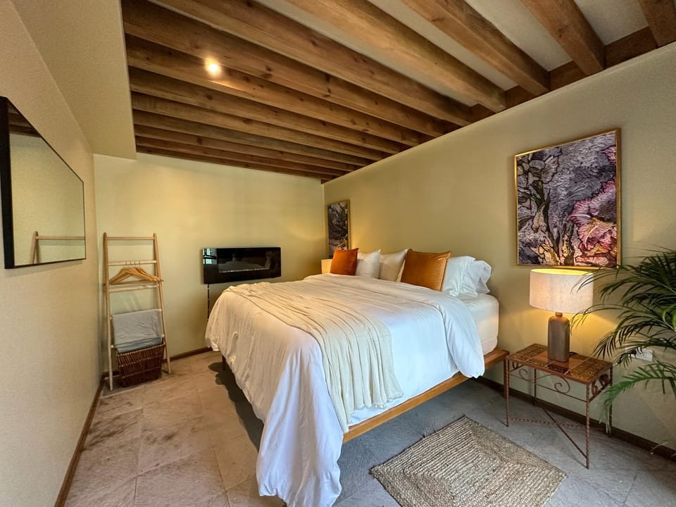 Bed, TV and multimedia, Photo of the whole room, Bedroom