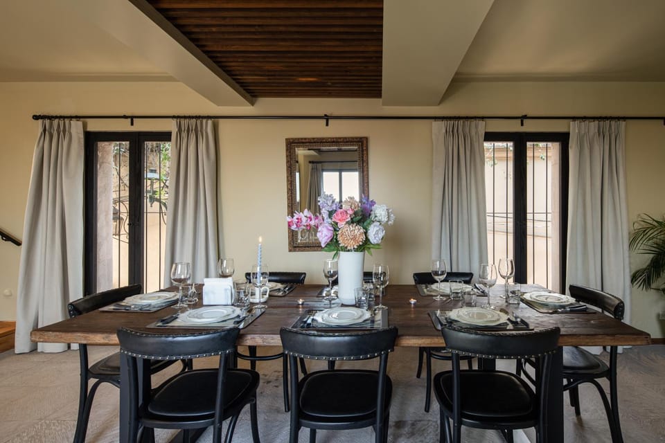 Seating area, Dining area