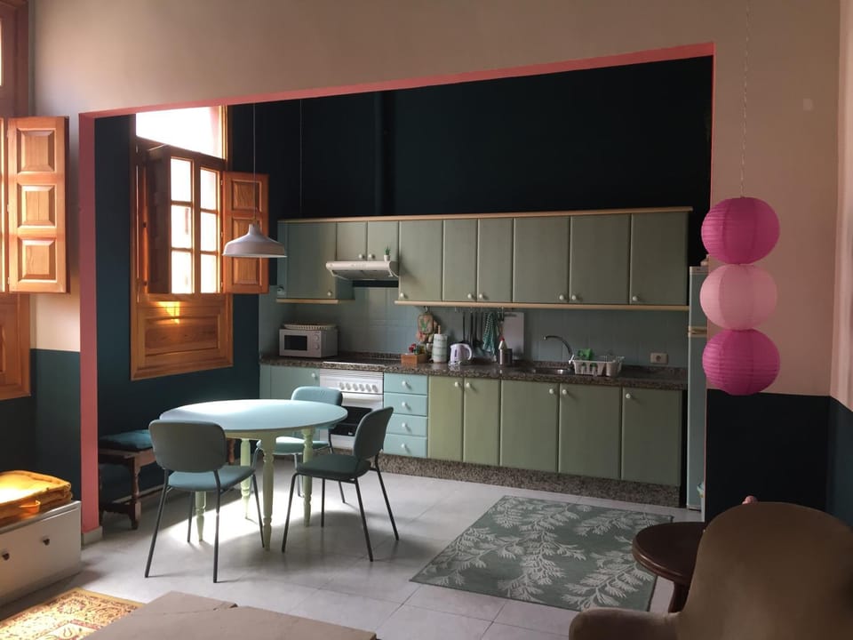 Coffee/tea facilities, Kitchen or kitchenette, Living room, Seating area, Dining area, minibar, pet friendly
