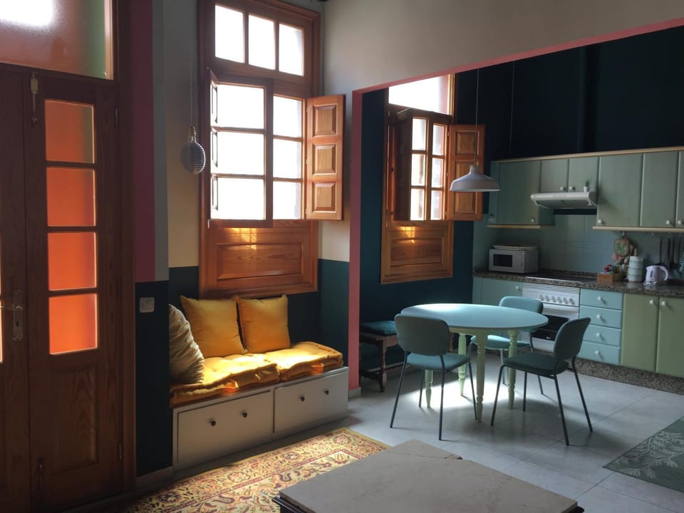 Coffee/tea facilities, Kitchen or kitchenette, Living room, Seating area, Dining area, minibar, pet friendly, stove