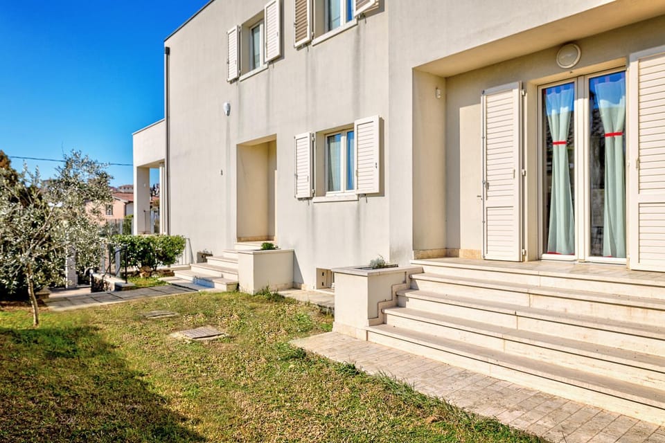 Property building, Facade/entrance, Garden, Garden view