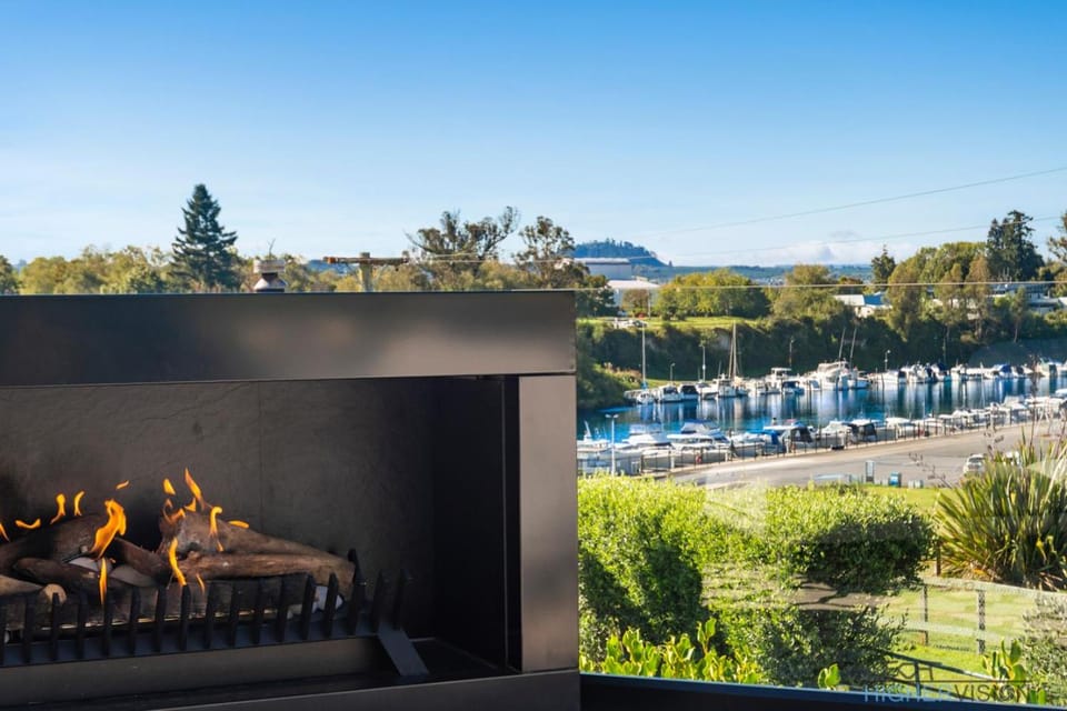 View (from property/room), Balcony/Terrace, Lake view