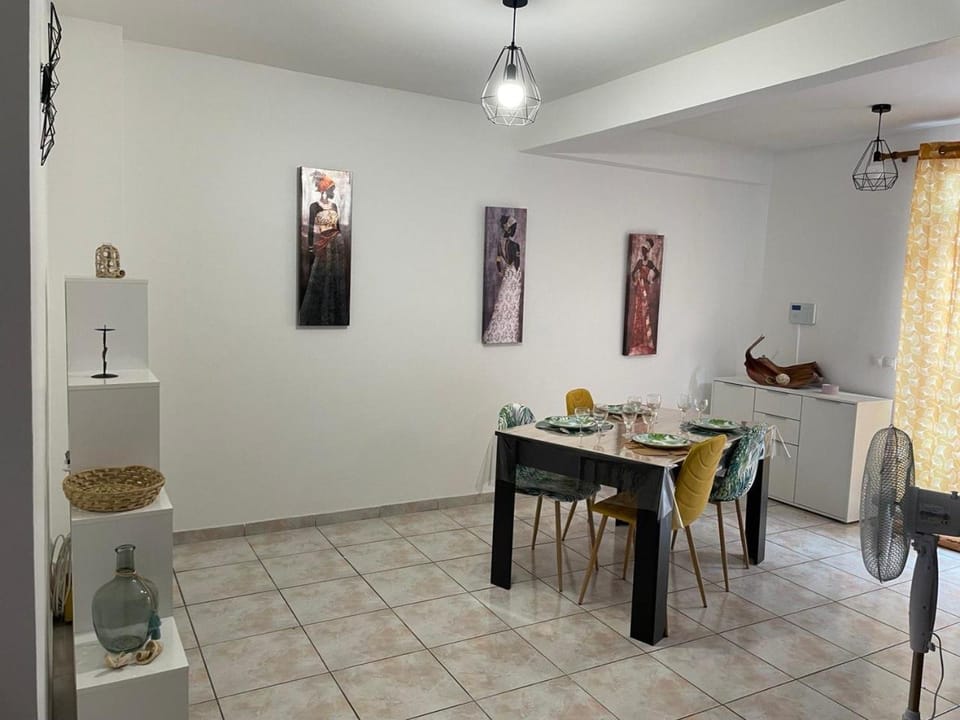 Living room, Decorative detail, Seating area, Dining area