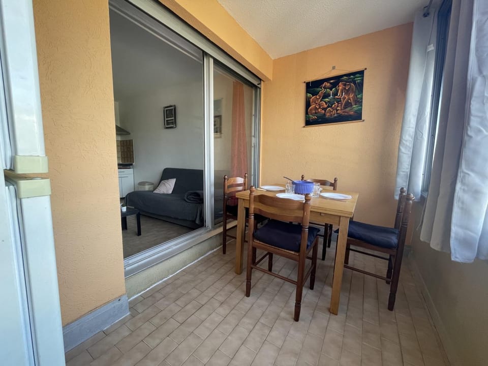 Studio cabine avec loggia vitrée, à 100m de la plage, proche commerces et activités à Sète - FR-1-338-492 Cabin in Occitanie