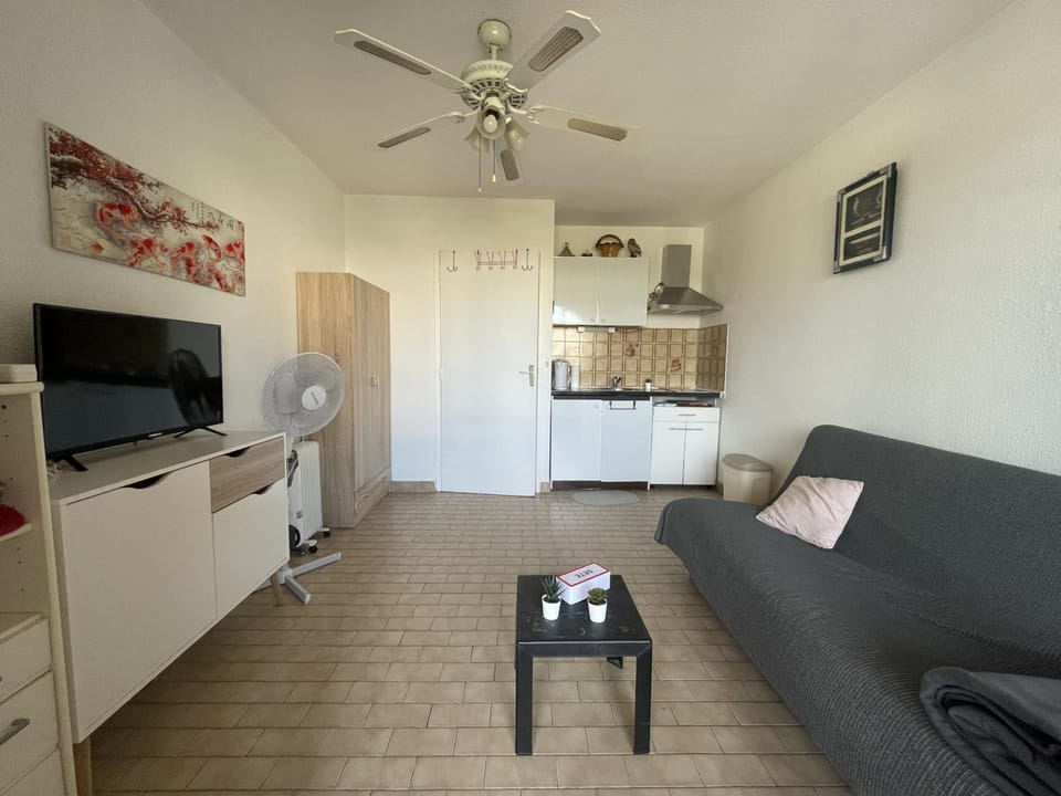 Studio cabine avec loggia vitrée, à 100m de la plage, proche commerces et activités à Sète - FR-1-338-492 Cabin in Occitanie