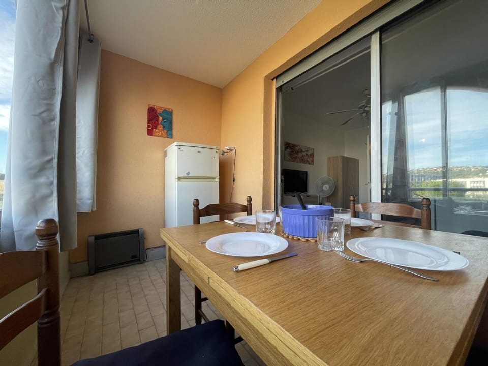 Studio cabine avec loggia vitrée, à 100m de la plage, proche commerces et activités à Sète - FR-1-338-492 Cabin in Occitanie