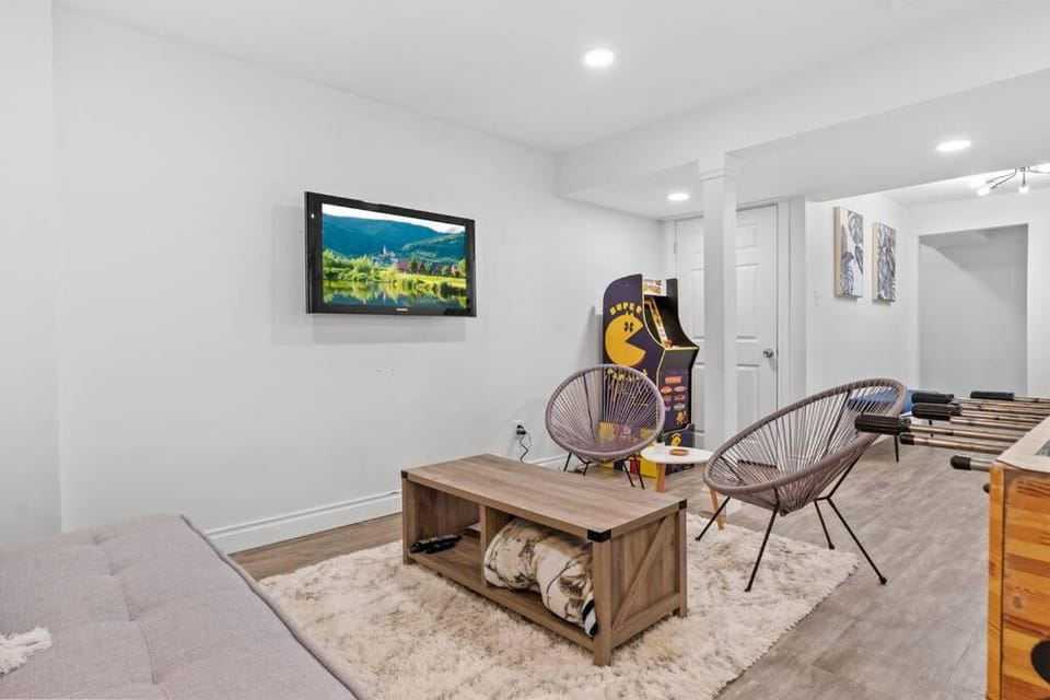 Cozy Home - 9mins to WEM -Foosball -Vintage arcade - Air conditioning House in Edmonton