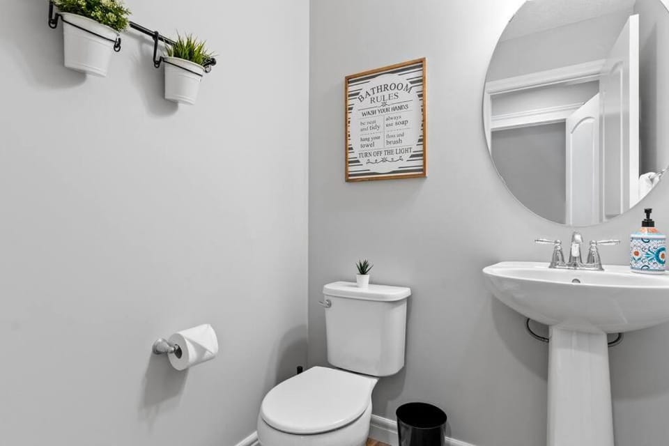 Cozy Home - 9mins to WEM -Foosball -Vintage arcade - Air conditioning House in Edmonton