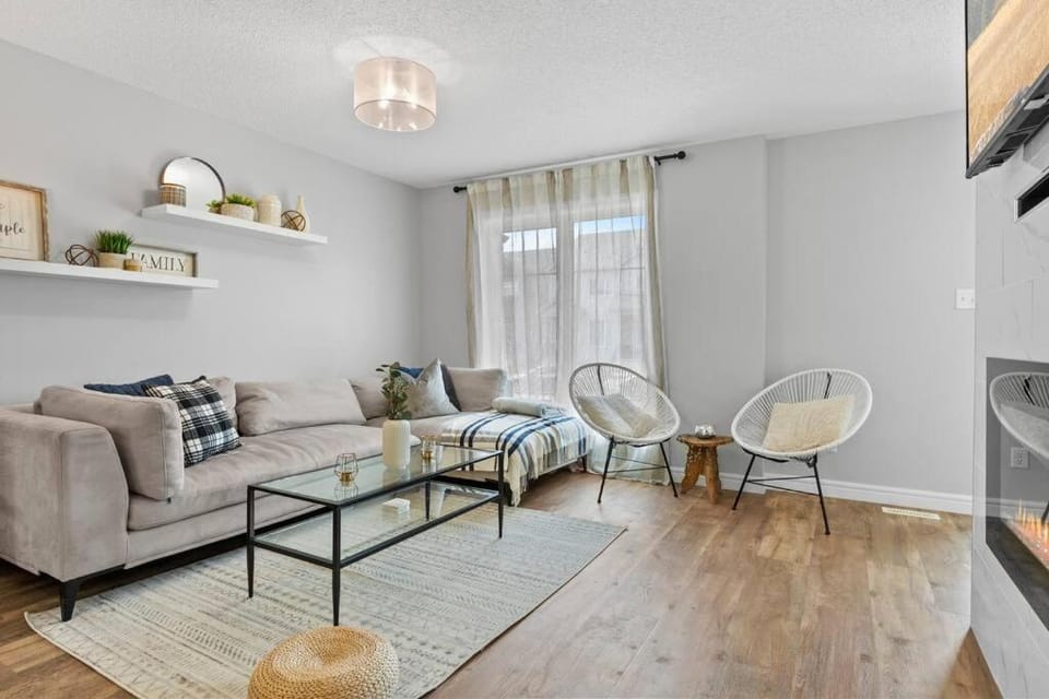 Cozy Home - 9mins to WEM -Foosball -Vintage arcade - Air conditioning House in Edmonton