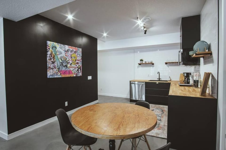 NYC Loft Inspired •12 mins to WEM •Vintage arcade House in Edmonton