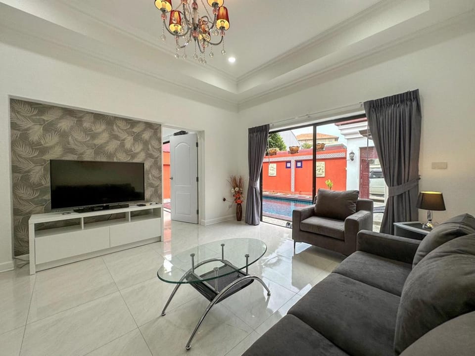 TV and multimedia, Living room, Pool view