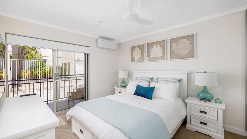 Bed, View (from property/room), Balcony/Terrace, Photo of the whole room, Bedroom, fireplace