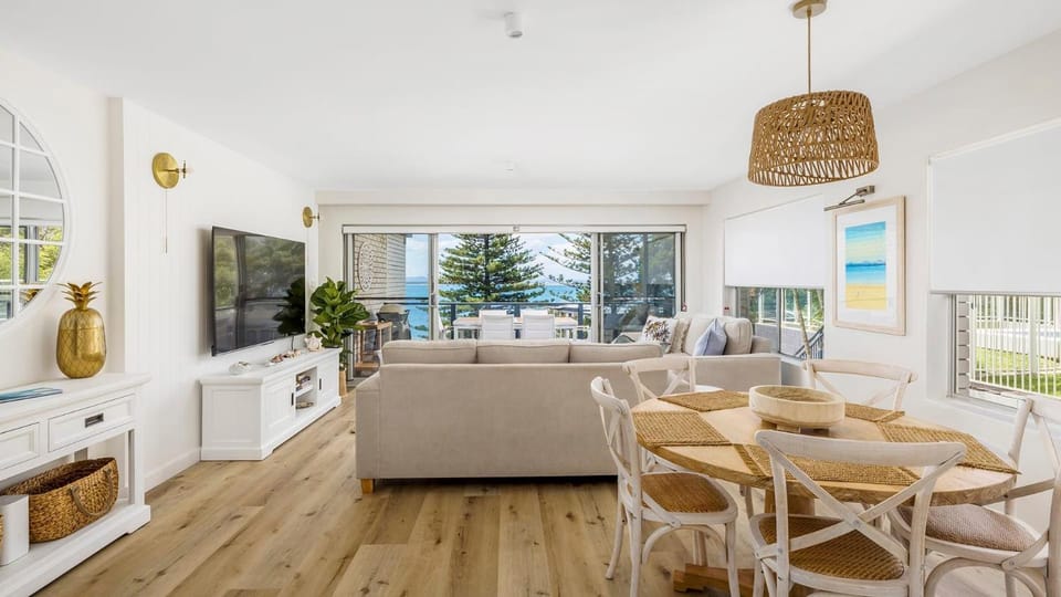 Communal lounge/ TV room, TV and multimedia, Living room, Seating area, Evening entertainment