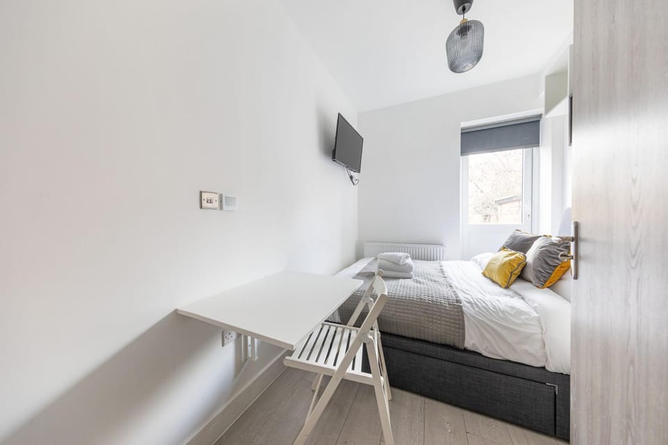 Functional Double With An Ensuite Toilet And Shower Near Tube And Bus Stations Apartment in London Borough of Islington