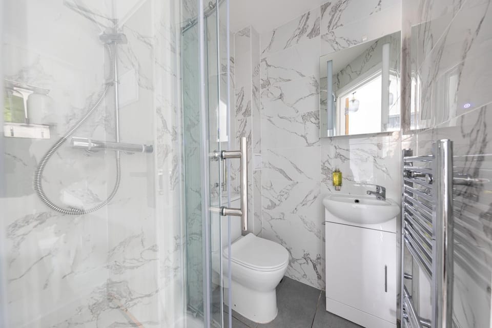 Functional Double With An Ensuite Toilet And Shower Near Tube And Bus Stations Apartment in London Borough of Islington