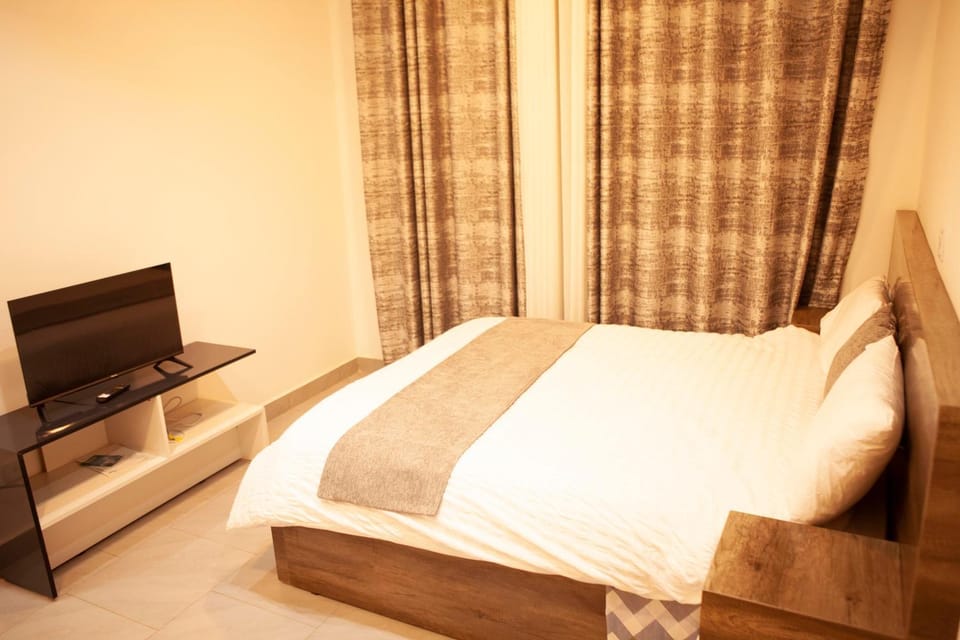 Bed, TV and multimedia, Bedroom