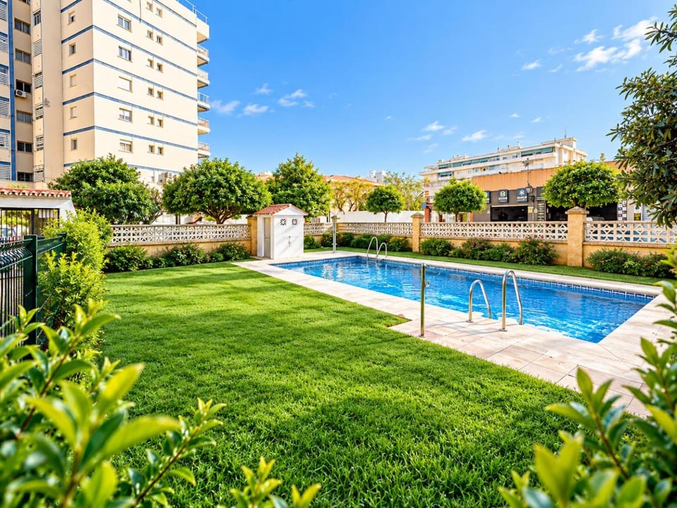 Day, Swimming pool