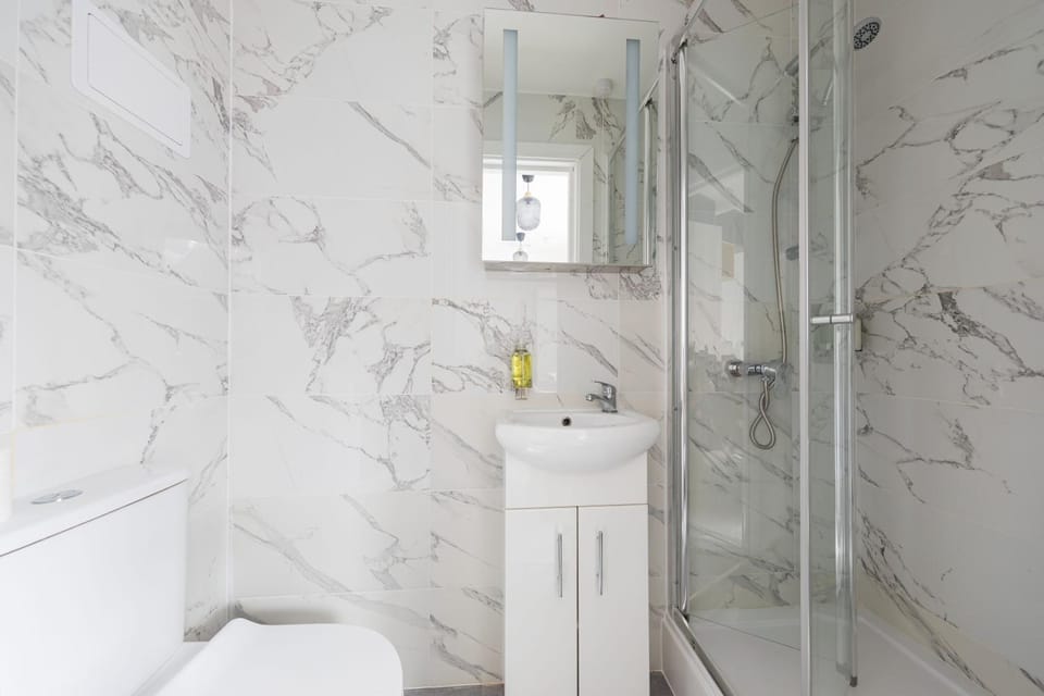 Double Ensuite Sleeps 2 Long Term Welcome With Garden View Apartment in London Borough of Islington