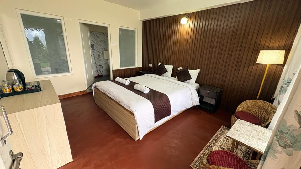 Bed, Photo of the whole room, Bedroom, towels