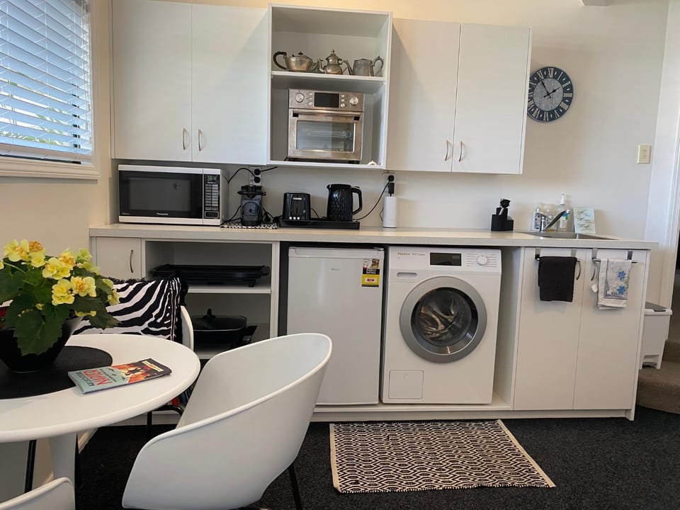 Kitchen or kitchenette, dishwasher