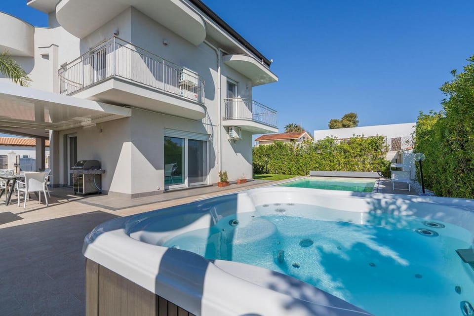 Property building, Hot Tub