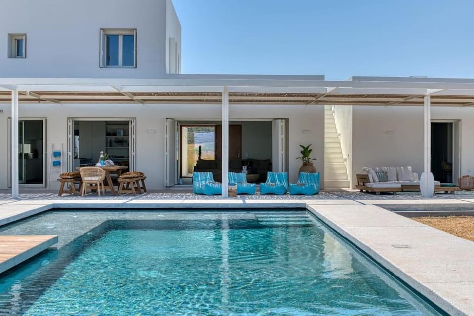 Property building, Patio, Day, Pool view, Swimming pool, Swimming pool, sunbed