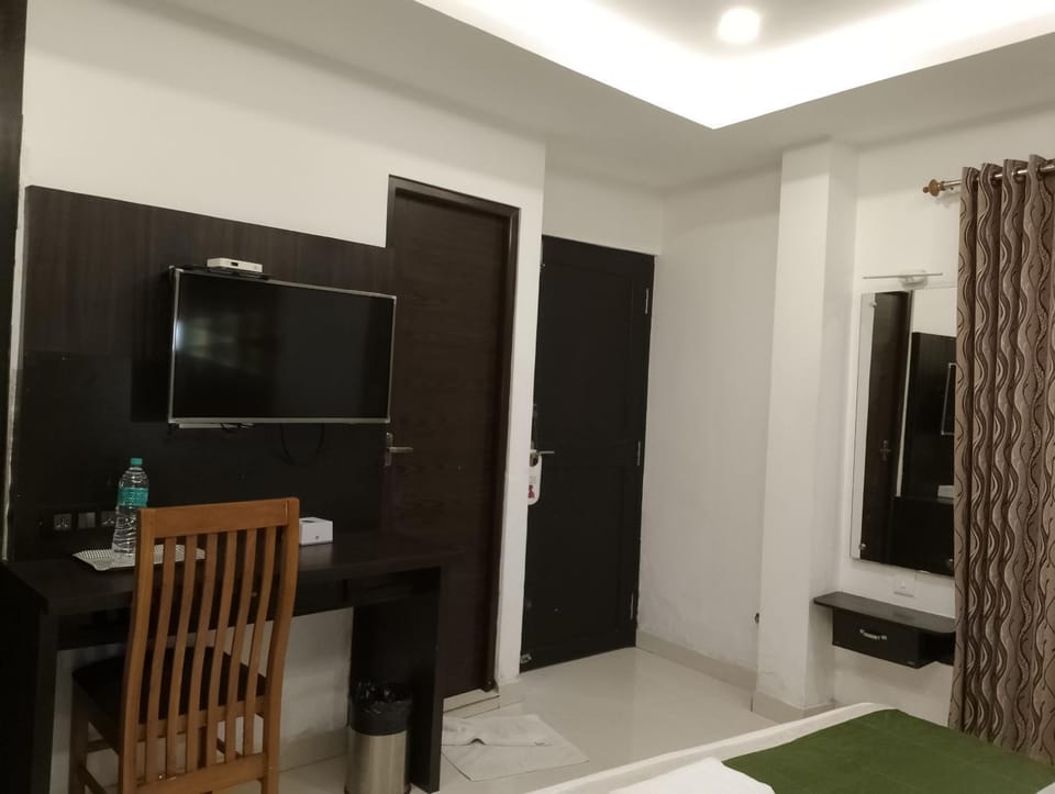 Communal lounge/ TV room, TV and multimedia, Photo of the whole room, Evening entertainment, Bedroom, wardrobe