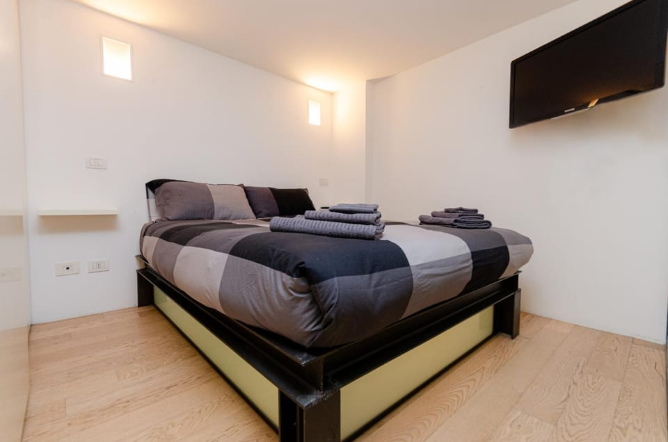 Bed, TV and multimedia, Photo of the whole room, Bedroom