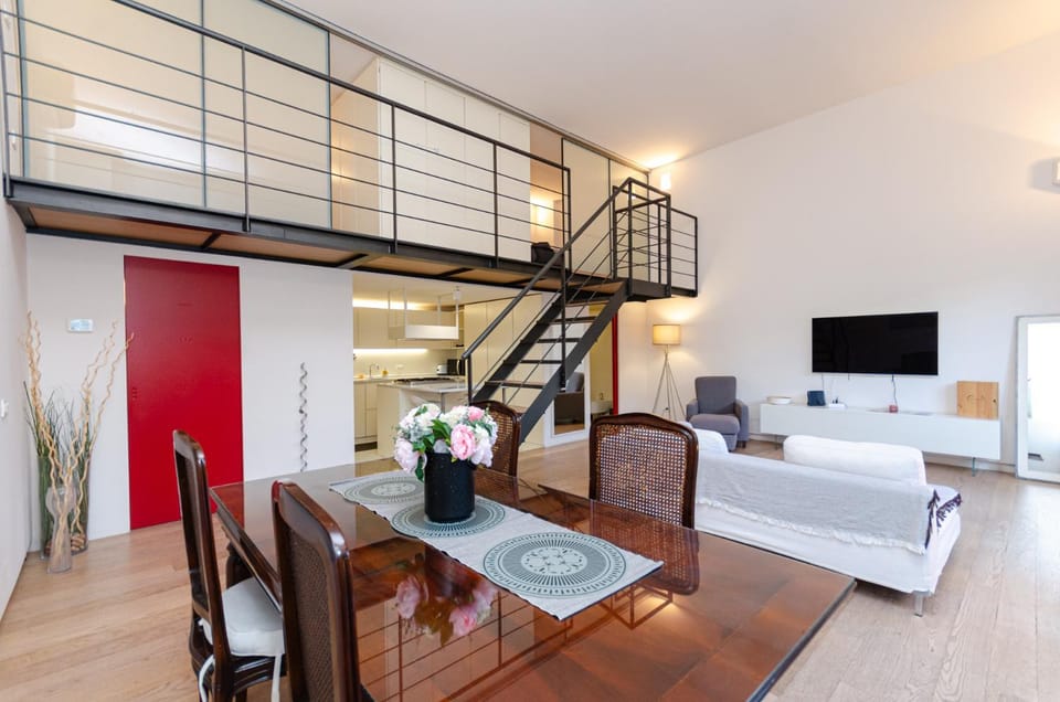 Bed, TV and multimedia, Living room, Photo of the whole room, Seating area, Dining area