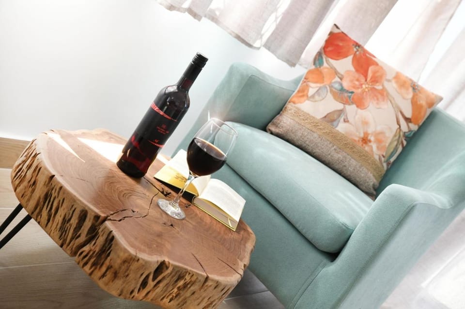 Seating area, Drinks, Alcoholic drinks