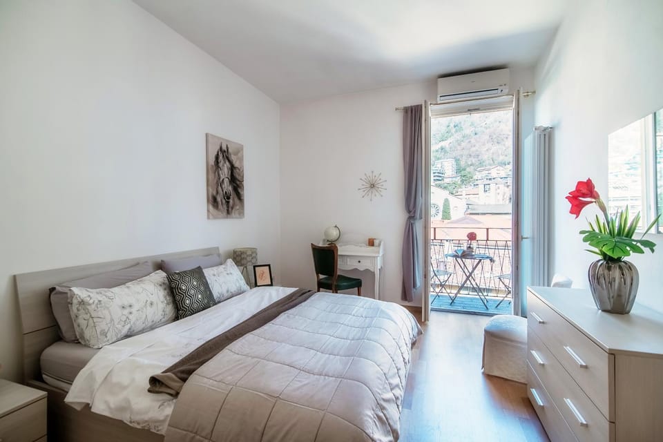 Bed, Photo of the whole room, Seating area, Bedroom