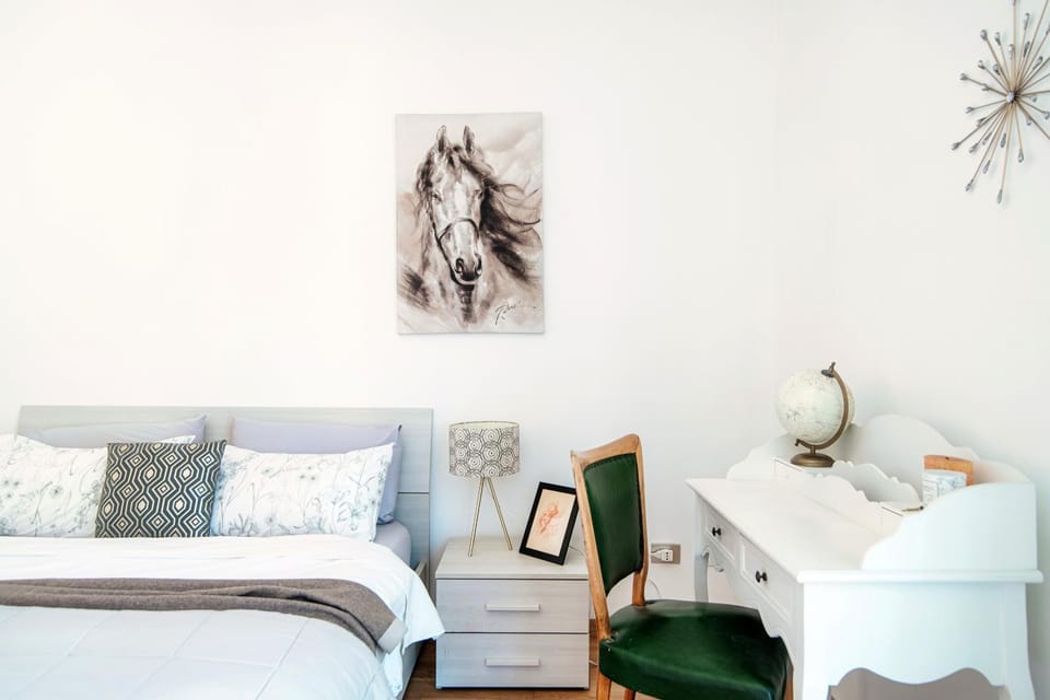 Bed, Photo of the whole room, Seating area, Bedroom