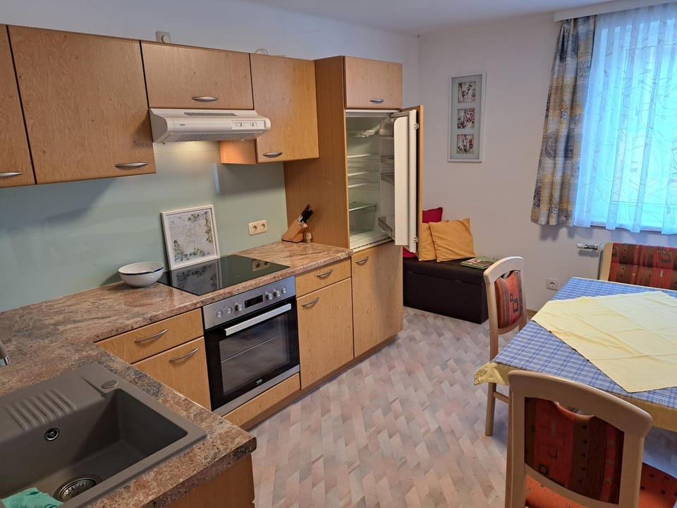 Seating area, Dining area, dishwasher, minibar, pet friendly, stove