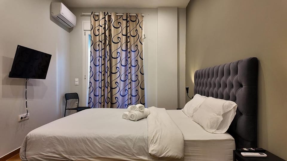 Bed, TV and multimedia, Photo of the whole room, Bedroom, towels