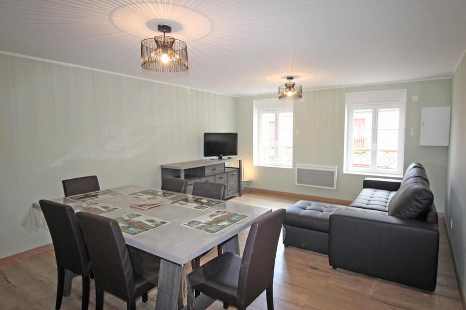 TV and multimedia, Seating area, Dining area