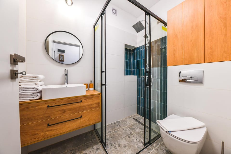 Shower, Toilet, Bathroom, towels
