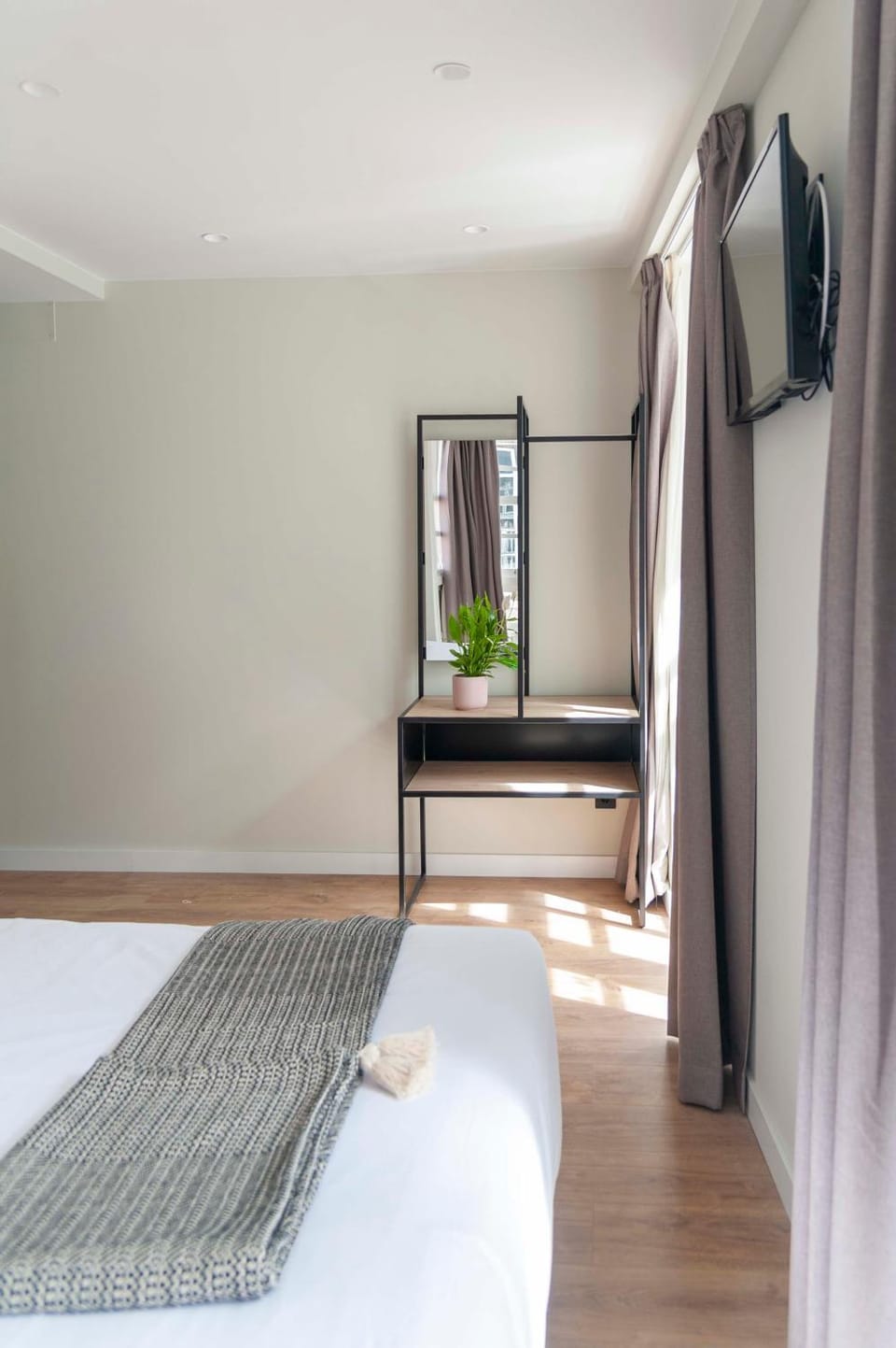 Bed, TV and multimedia, Photo of the whole room