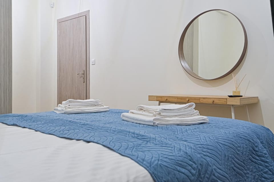 Bed, Bedroom, towels