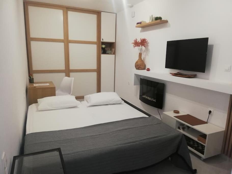 Bed, Photo of the whole room