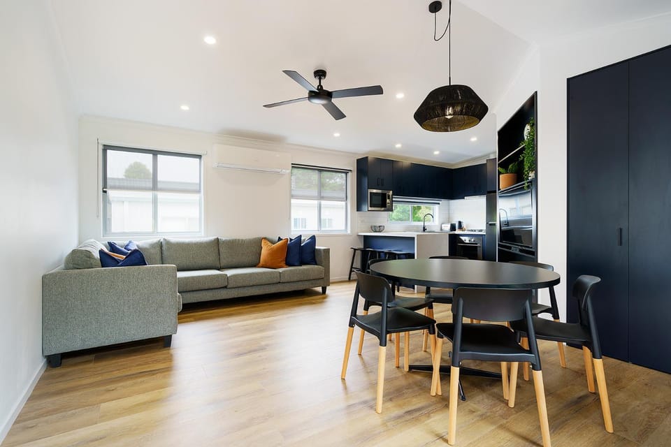 Kitchen or kitchenette, Living room, Seating area, Dining area