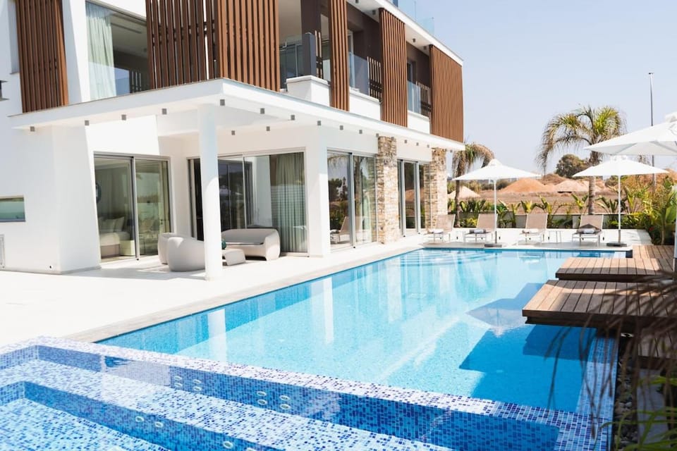 Swimming pool, sunbed