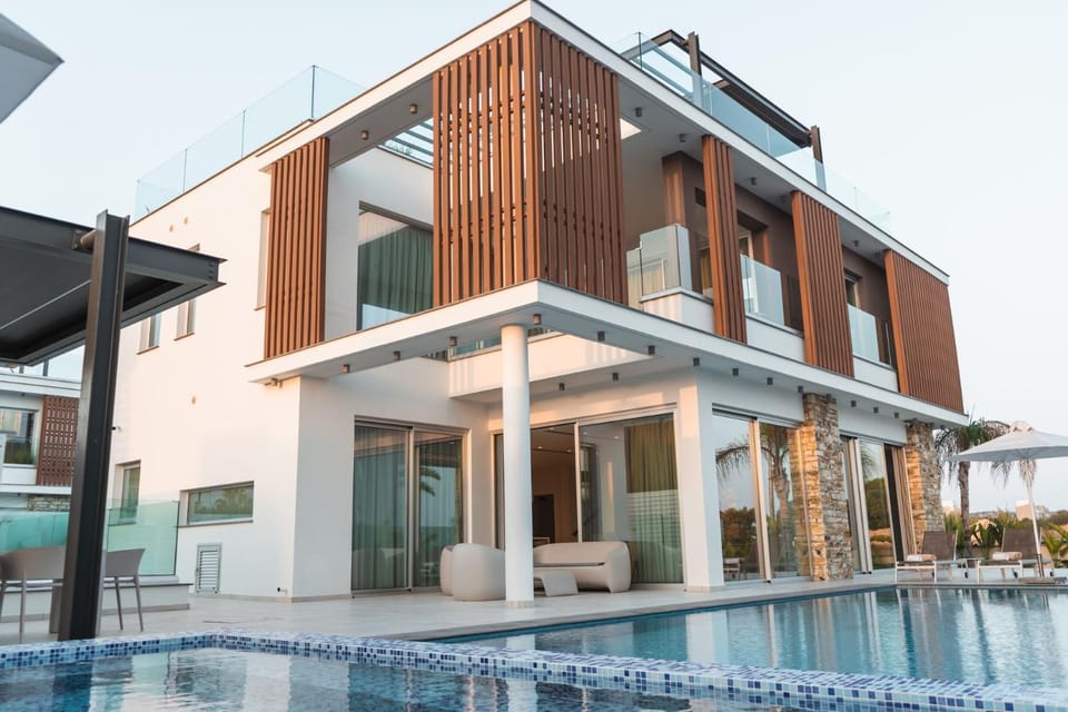 Property building, Day, Swimming pool