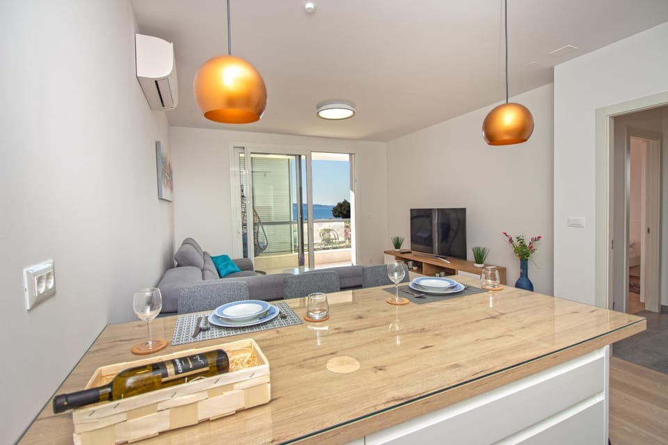 Communal lounge/ TV room, Kitchen or kitchenette, Living room