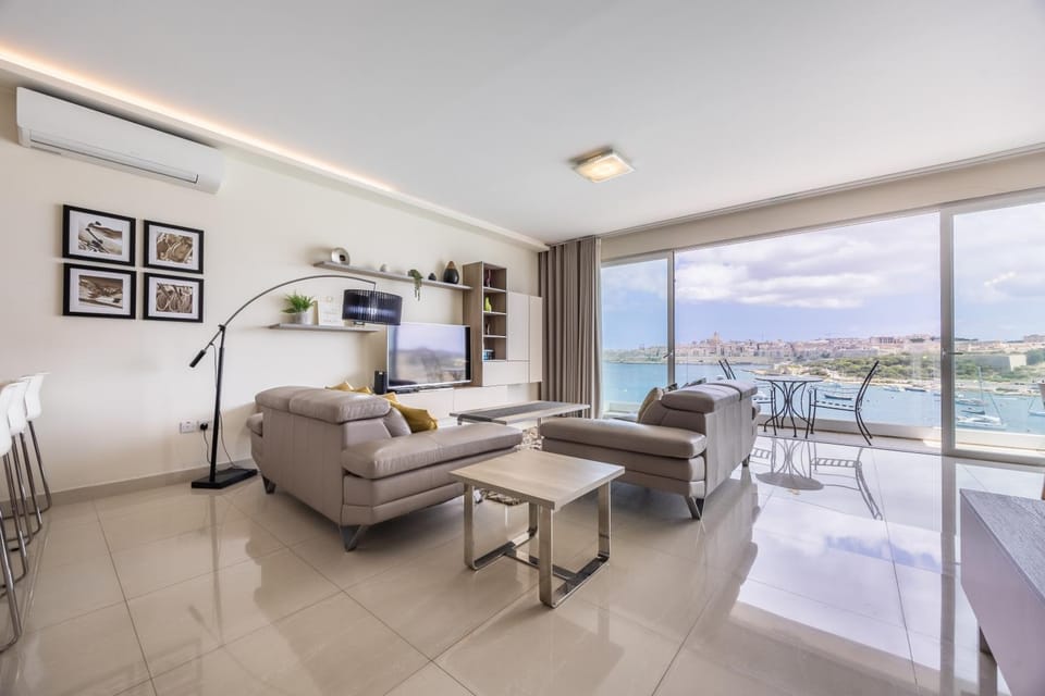 Avalon by the Sea - A Breath of Oceanfront Luxury Apartment in Sliema