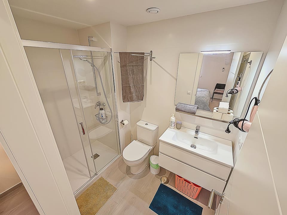 Shower, Toilet, Bathroom, towels