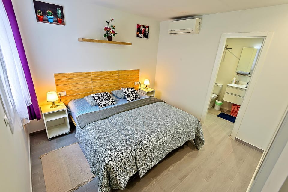 Bed, Bathroom, Photo of the whole room, Bedroom, air conditioner