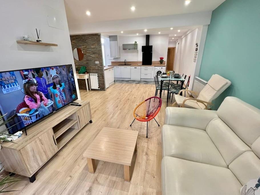 Kitchen or kitchenette, Living room, Dining area